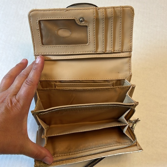 GUESS QUILTED WHITE WALLET - Picture 9 of 16